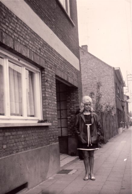 Johnny ging langskomen met zijn nieuwe auto. En hij had Marina beloofd dat ze hem van ver zou horen aankomen!